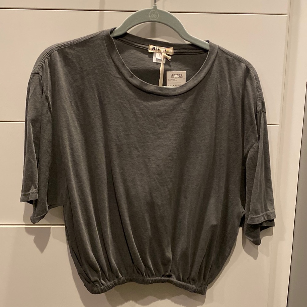 Neema dahlia elastic bottom tee size large NWT